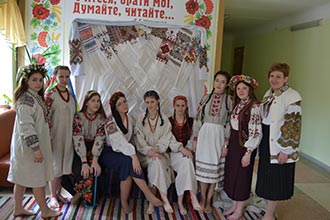 Вишите дефіле (демонстрація давніх вишитих сорочок-експонатів музейної кімнати)